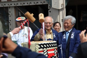 Former Monterey Mayor Dan Albert (left) and Consul General Masato Watanabe prepare break open the ceremonial sake cask. Photo by Norman Abe